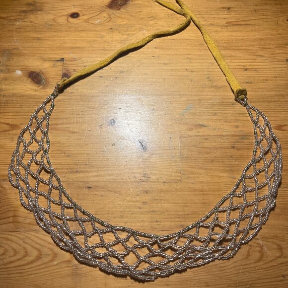 Ivory/white beaded necklace with green details - Picture 1 of 2